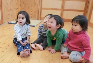 0-2才児クラスの朝のあつまり風景